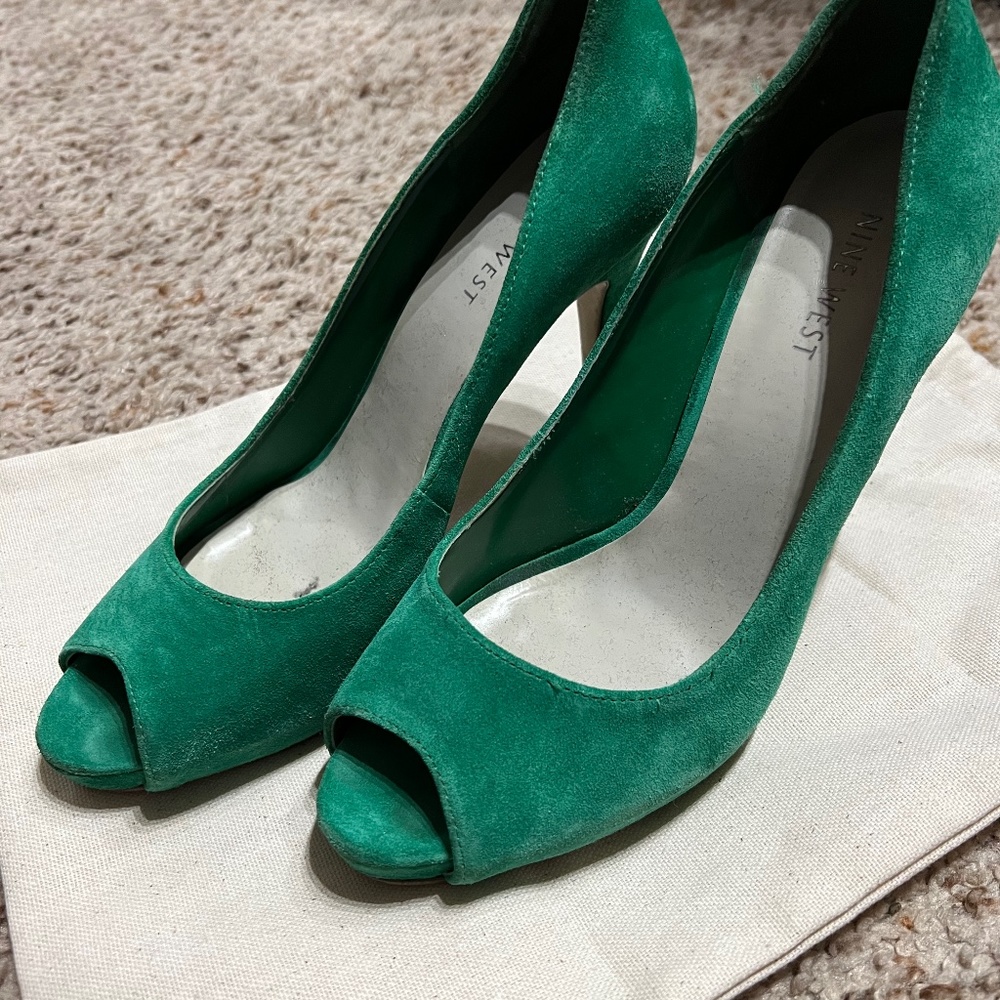 Suede peep toes Nine West heels